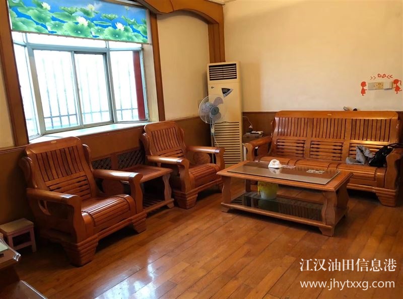 广华小区美食街旁三室两厅房，业主直售。