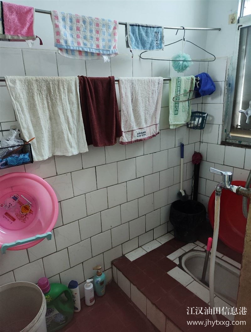 出售五七钻前小区二楼面积63平，